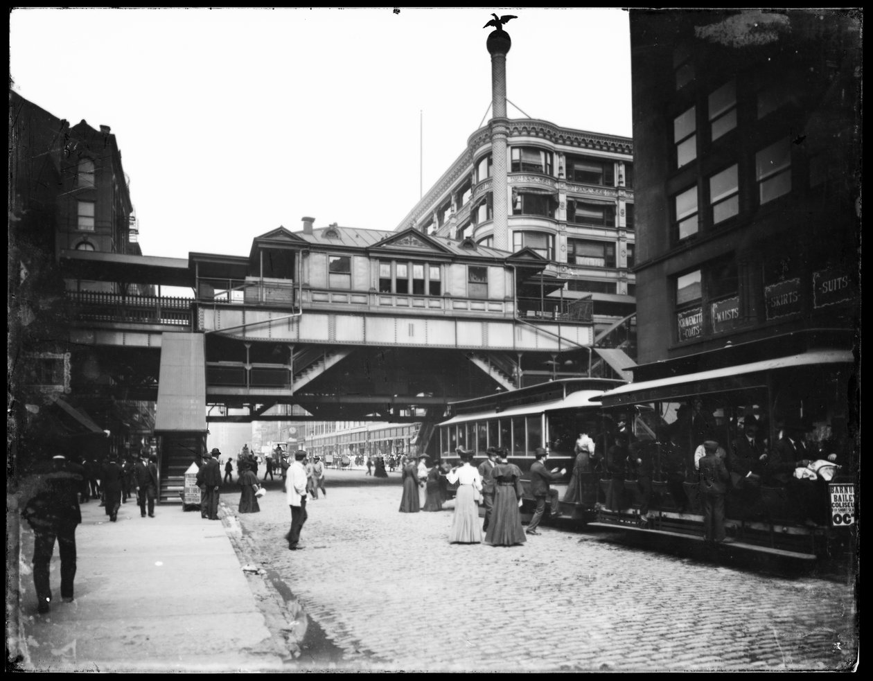 Podwyższona stacja kolejowa przy ulicach State i Van Buren, Chicago, Illinois, USA, ok. 1905 (zdjęcie czarno-białe) autorstwa Barnes and Crosby