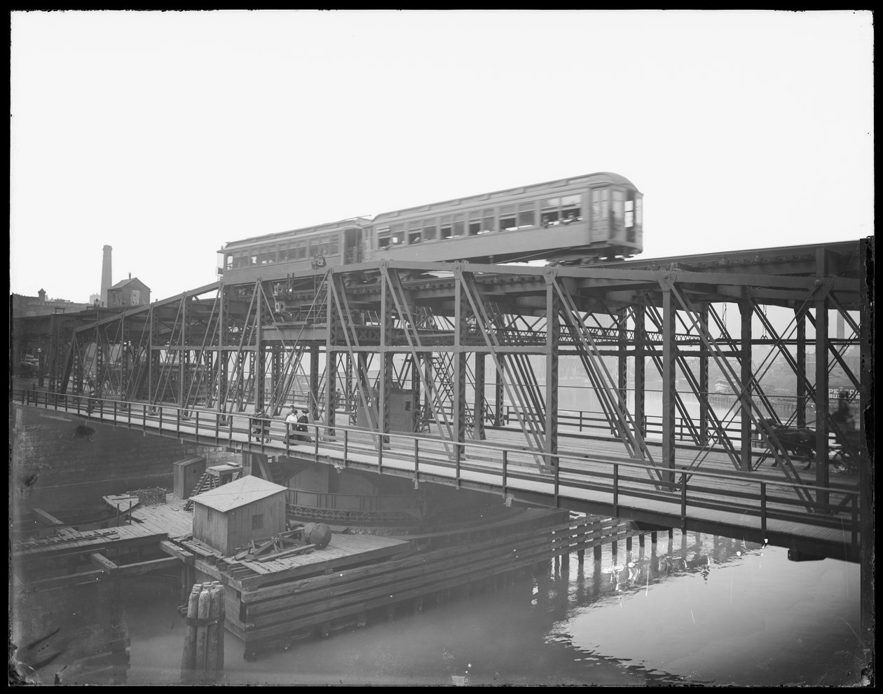 Podwyższony pociąg przejeżdżający przez Wells Street Bridge, Chicago, Illinois, USA, ok. 1905 (zdjęcie czarno-białe) autorstwa Barnes and Crosby