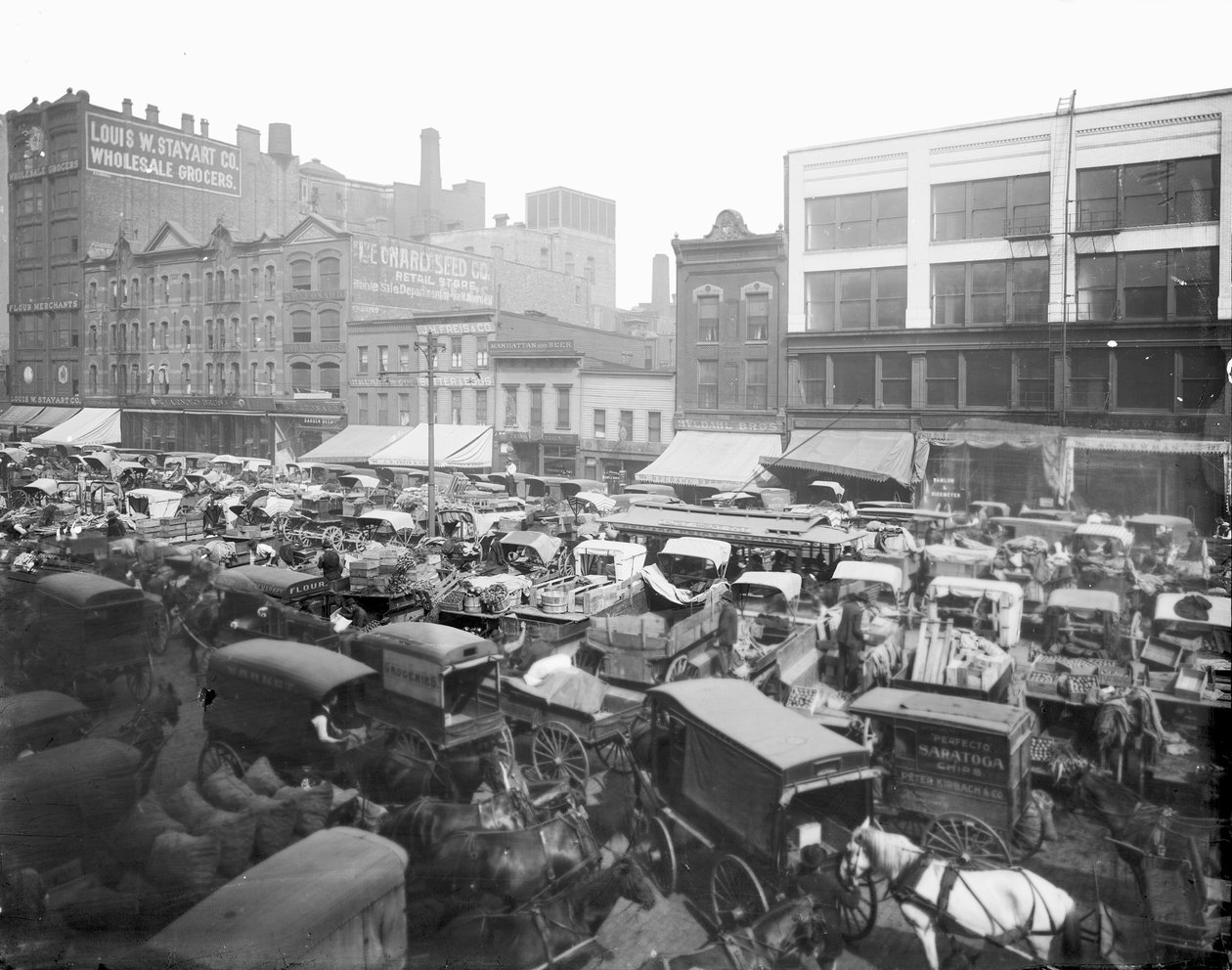 Haymarket Square, Chicago, Illinois, USA, ok. 1905 (zdjęcie czarno-białe) autorstwa Barnes and Crosby