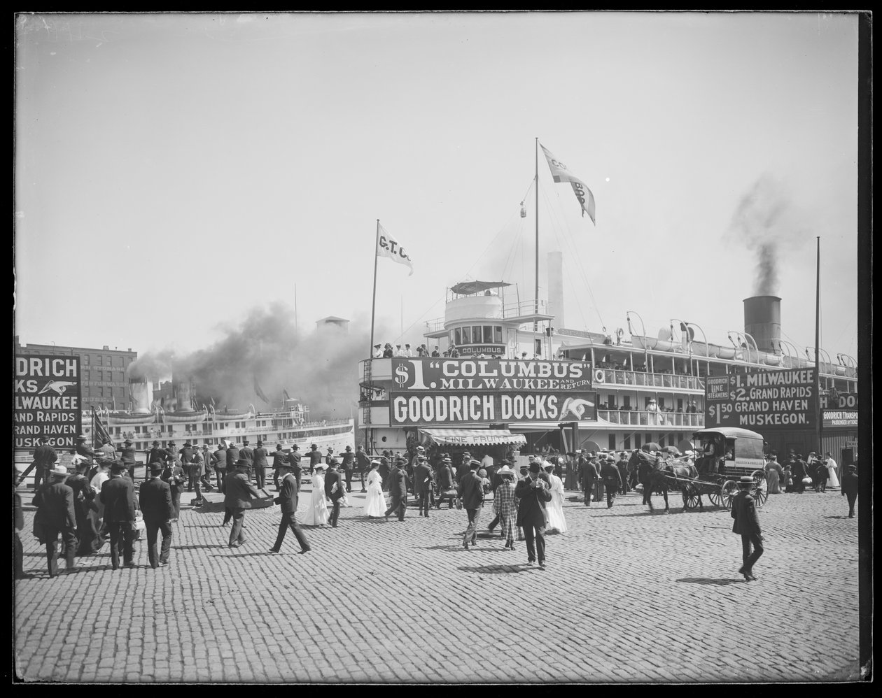 Statek pasażerski Christopher Columbus zacumowany w Goodrich Docks, Chicago, Illinois, USA, ok. 1905 (zdjęcie czarno-białe) autorstwa Barnes and Crosby