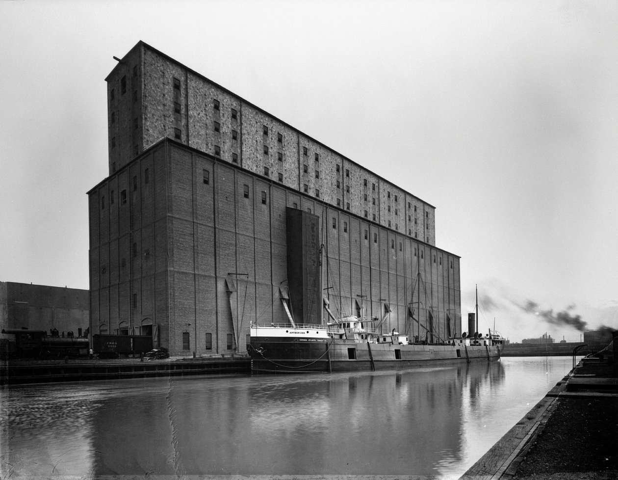 S. S. Arthur Orr przy Armour Elevator E, Chicago, Illinois, USA, ok. 1905 (zdjęcie czarno-białe) autorstwa Barnes and Crosby