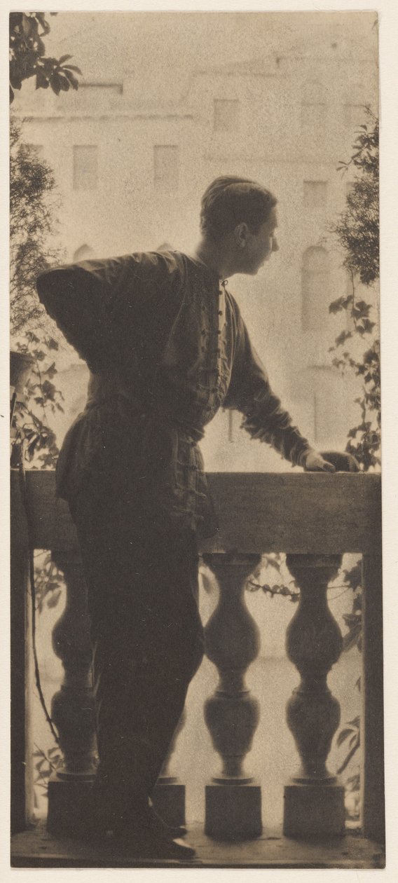 [Autoportret] / [Adolf de Meyer na balkonie Palazzo Balbi-Valier, Wenecja, Włochy]. autorstwa Baron Adolf De Meyer