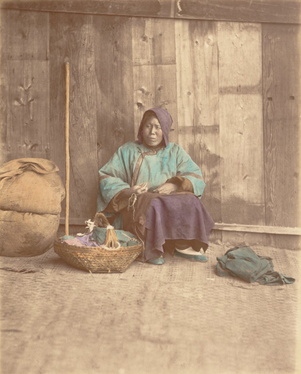 [Chińska kobieta siedząca z koszem], lata 70. XIX wieku. autorstwa Baron Raimund von Stillfried