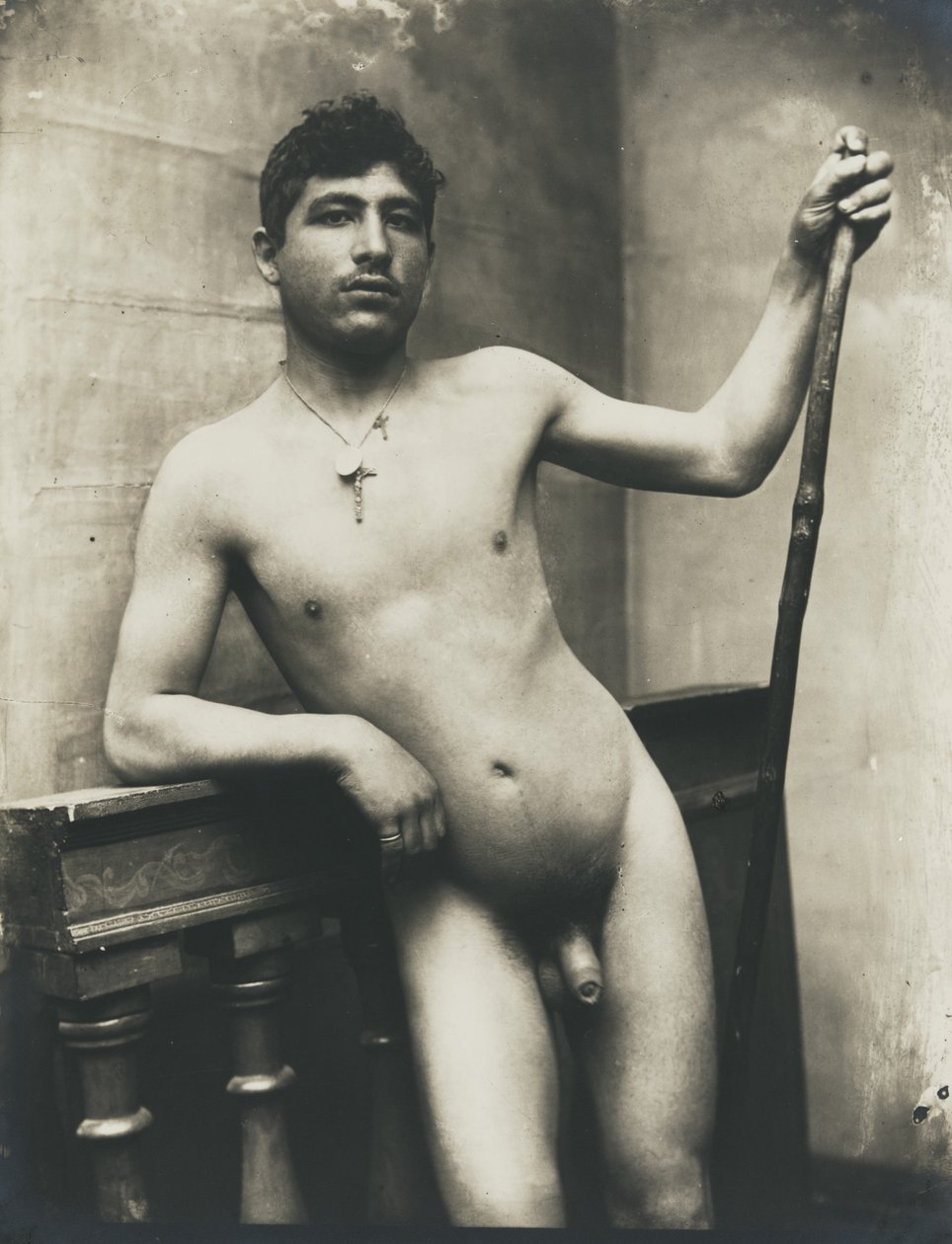 [Nagi mężczyzna z laską i naszyjnikiem z krucyfiksem] autorstwa Baron Wilhelm von Gloeden