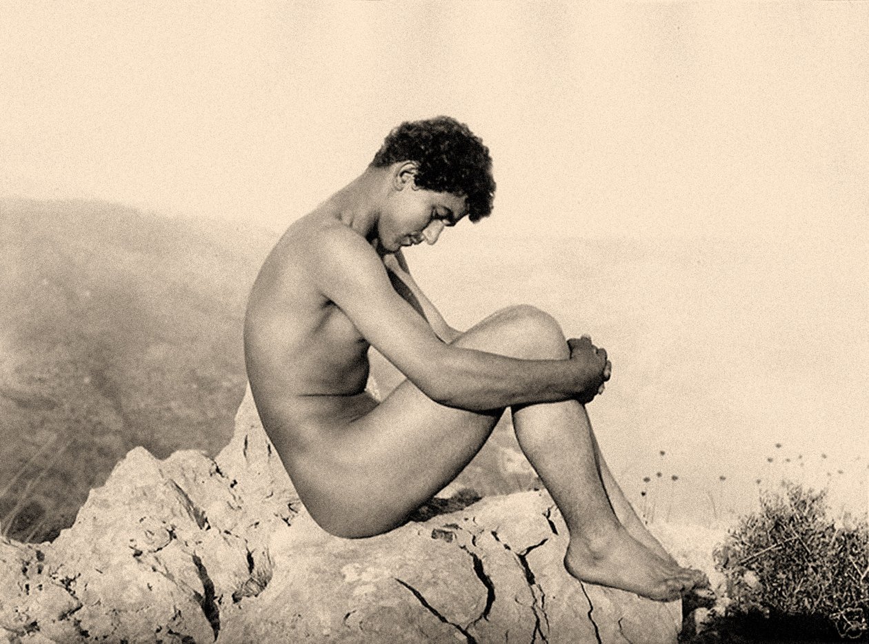 Studium aktu męskiego na skale, Taormina, Sycylia, ok. 1900 (zdjęcie w sepii) autorstwa Baron Wilhelm von Gloeden