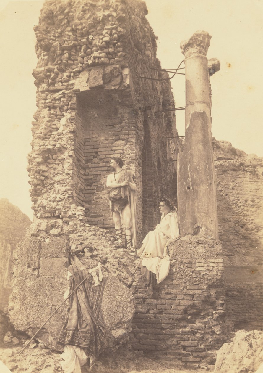 [Dwóch mężczyzn w kostiumach w pobliżu ruin] autorstwa Baron Wilhelm von Gloeden