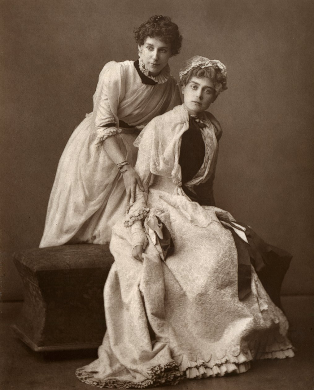 Brytyjskie aktorki Eweretta Lawrence i Grace Otway w On Change, 1886 autorstwa Barraud