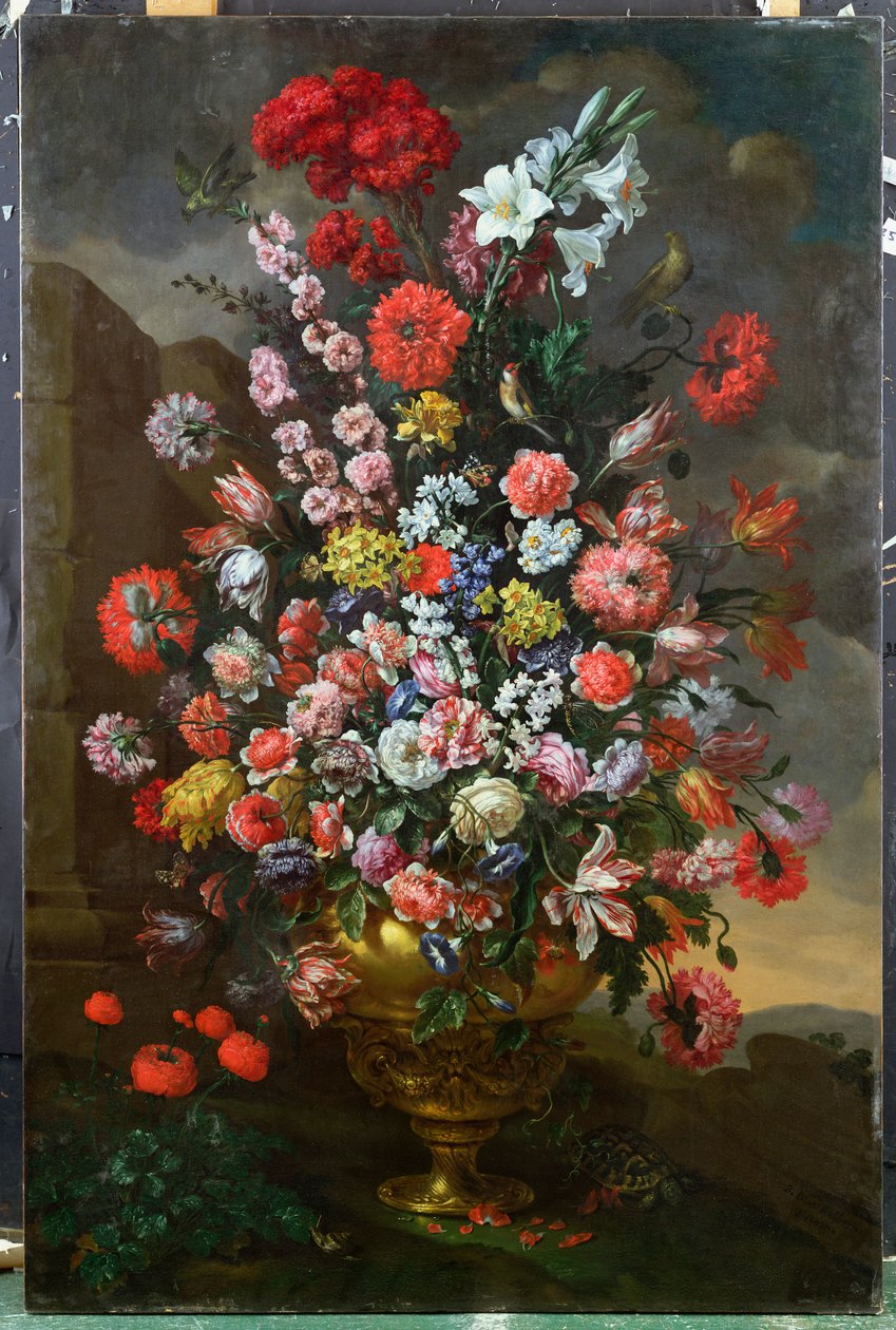 Lilie, tulipany, goździki, piwonie, powój i inne kwiaty w brązowej urnie z ptakami, żółwiem i motylami w krajobrazie, 1718 autorstwa Bartolomeo Bimbi