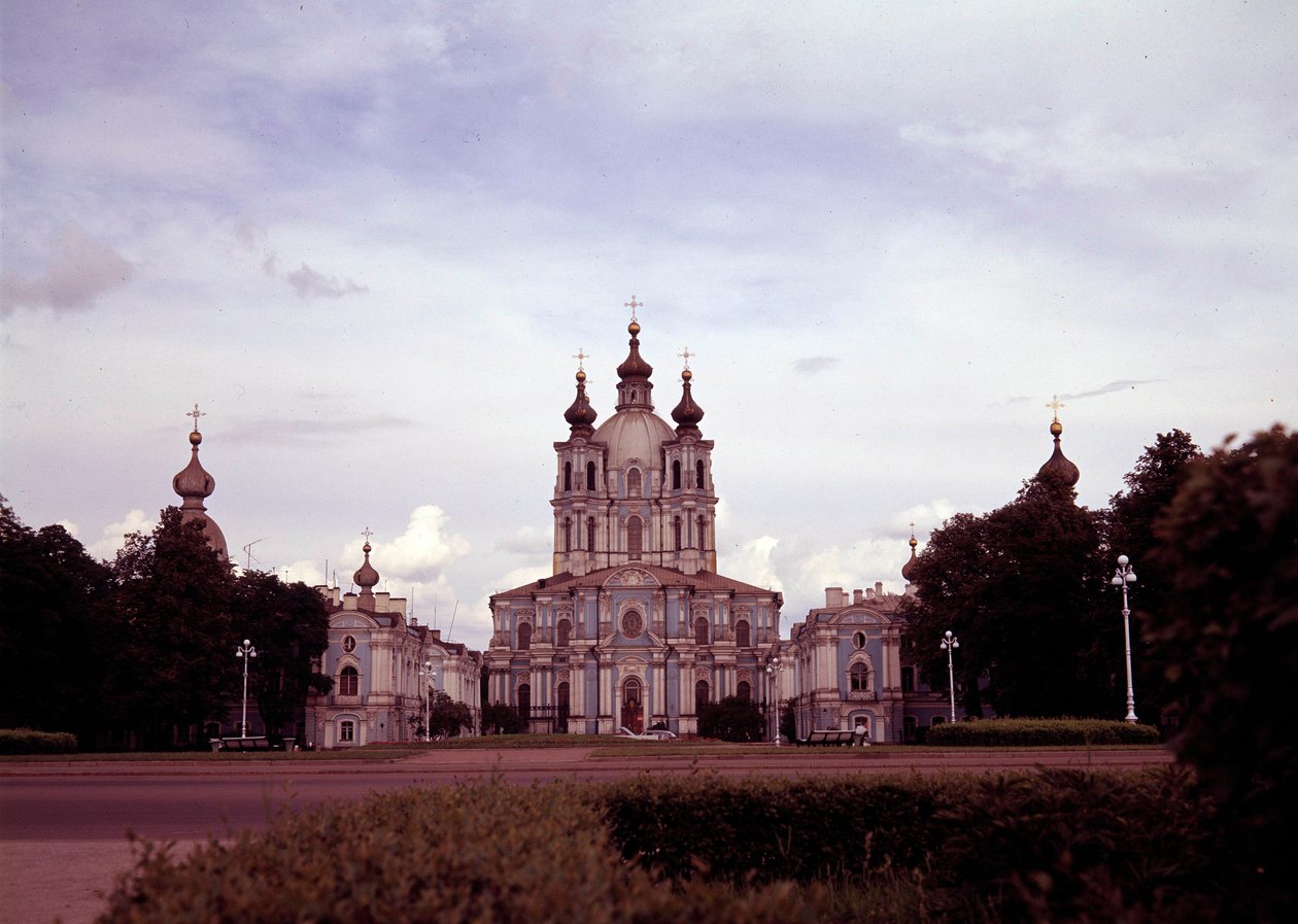 Architektura: widok na klasztor Smolny zbudowany w latach 1748-1835 przez architekta Francesco Bartolomeo Rastrelli (1700-1771), Sankt Petersburg, Rosja. autorstwa Bartolomeo Franceso Rastrelli