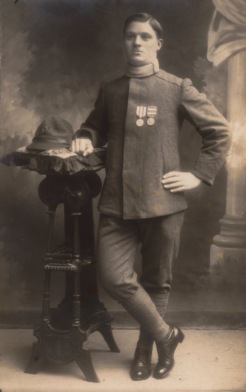 Album "The GM R. Army (I wojna światowa)": Żołnierz piechoty w mundurze wiejskim (zdjęcie czarno-białe) autorstwa Battelli Battelli
