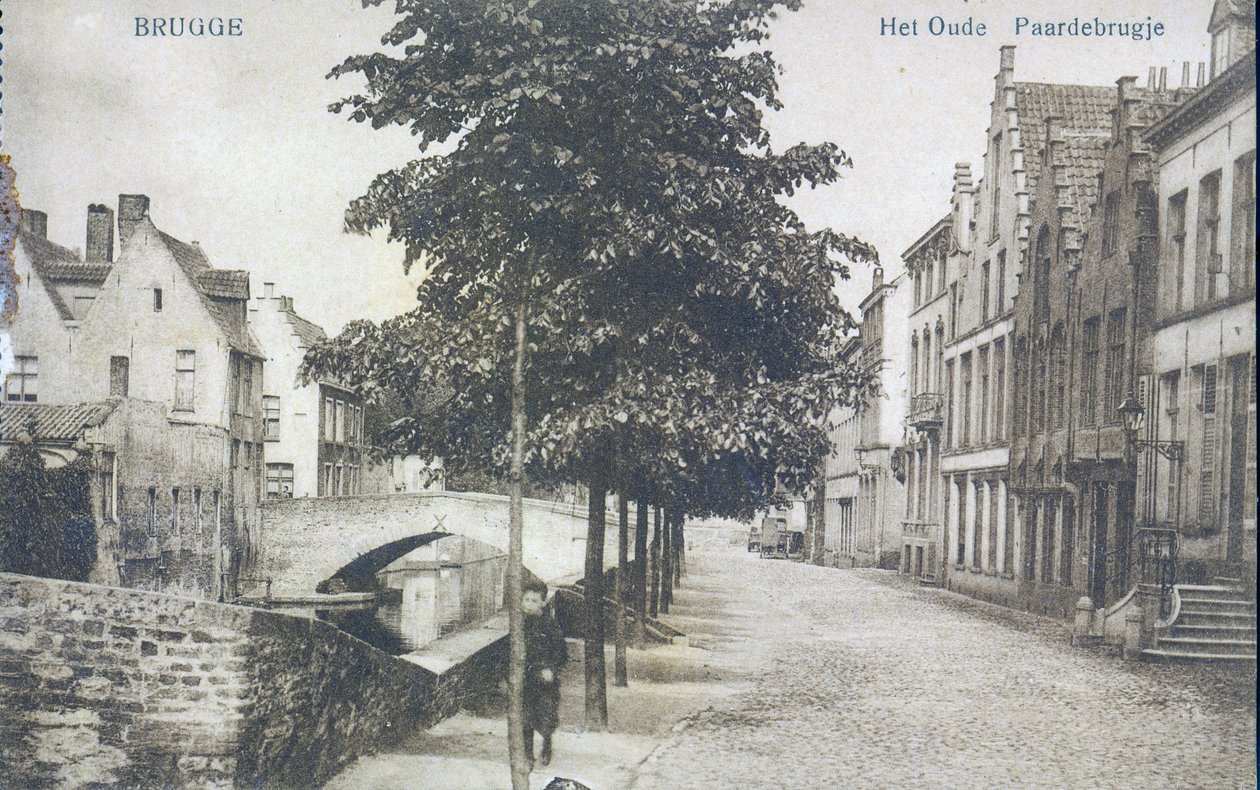 Pocztówka przedstawiająca kanał ze starym mostem w Brugii, ok. 1912 r. autorstwa Belgian Photographer