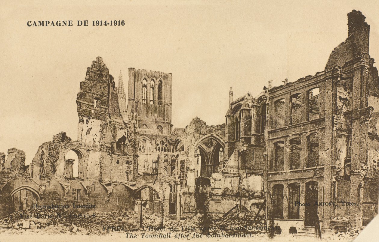 Hotel de Ville po bombardowaniu, Ypres, 1915 autorstwa Belgian Photographer