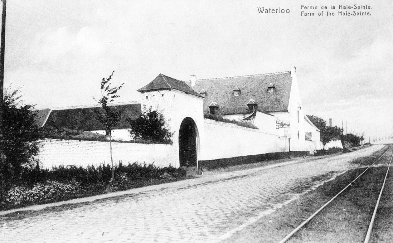Farma La Haye-Sainte, przy drodze z Charleroi do Brukseli i ważne miejsce strategiczne dla Wellington podczas bitwy pod Waterloo, pamiątkowa pocztówka z ok. 1912 r. (fotolitho) autorstwa Belgian Photographer