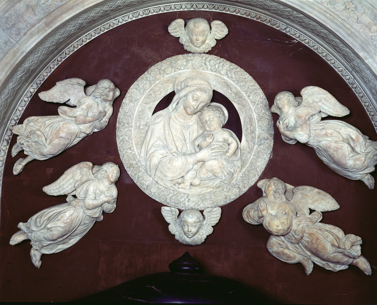 Grób Filippo Strozzi 1428-91 w kaplicy Strozzi, detal Matki Boskiej z Dzieciątkiem z aniołami, 1491-95 detal marmurowy z 208700 autorstwa Benedetto da Maiano