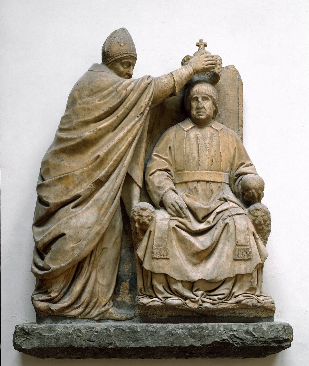 Kardynał Latino autorstwa Carlo Orsini (1410-1477) koronuje Ferdynanda II Aragońskiego (1452-1516) Marmurowa rzeźba Benedetto da Maiano (1442-1497). Florencja, Muzeum Narodowe Bargello autorstwa Benedetto da Maiano