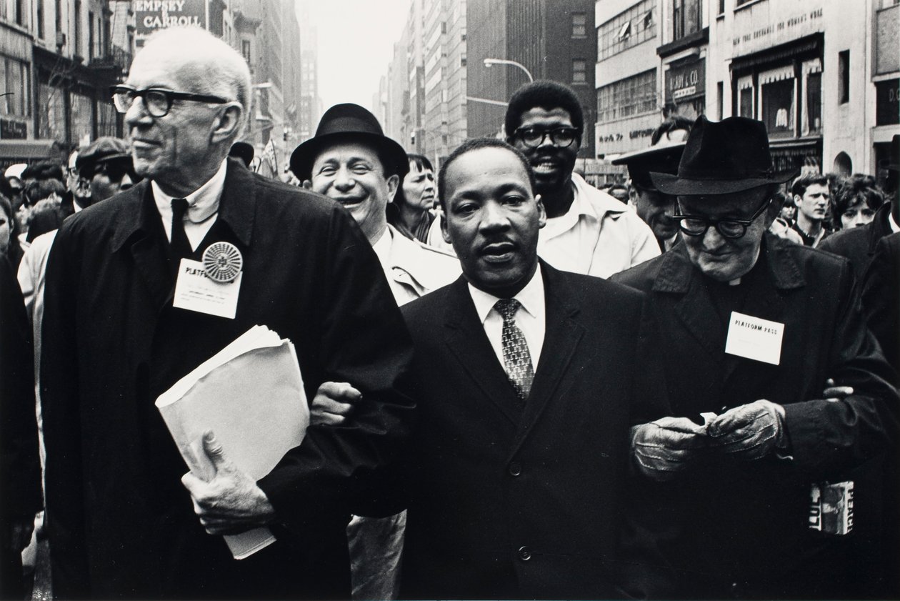 Dr Benjamin Spock, dr King i prałat Rice z Pittsburgha maszerują na Paradzie Solidarności autorstwa Benedict J. Fernandez