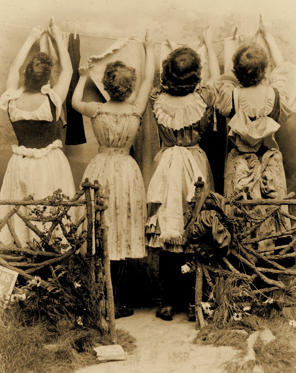 Reklama mydła boraksowego Kirkmana, przedstawiająca widok z tyłu czterech kobiet wieszających pranie na pralce, ok. 1891 r. autorstwa Benjamin J. Falk