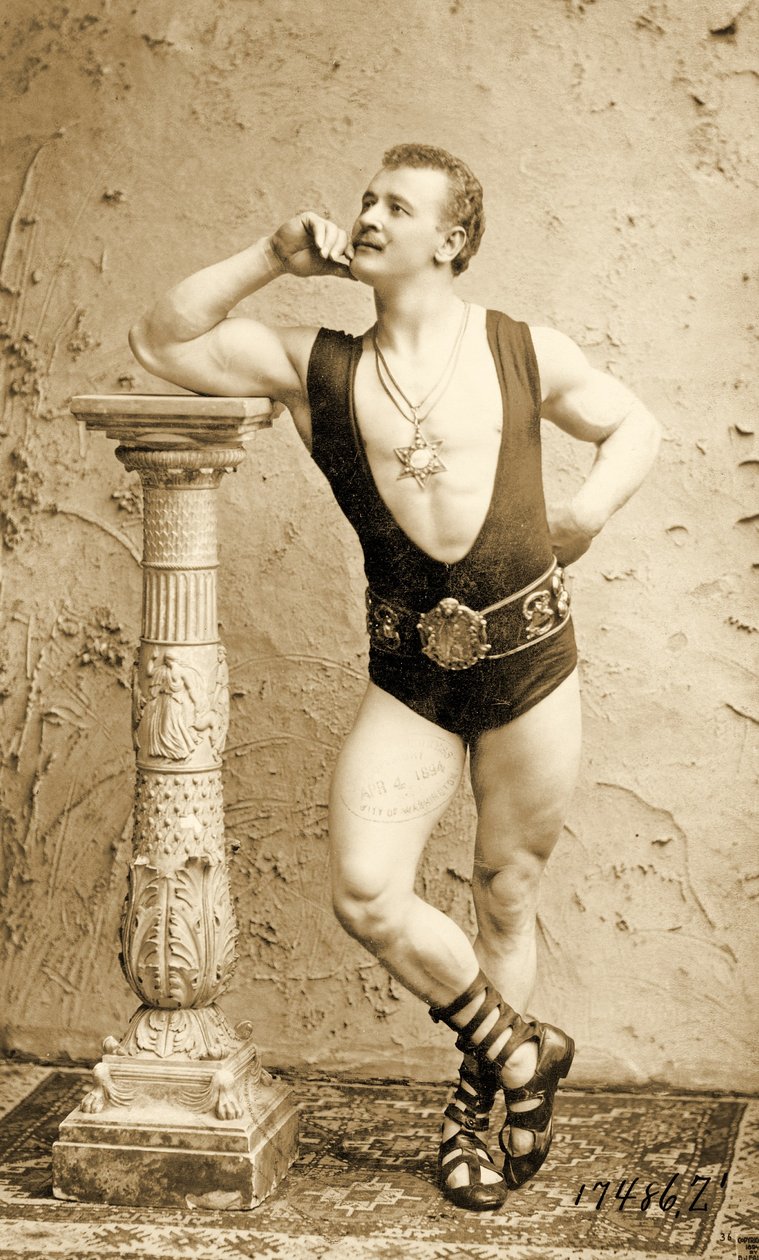Eugen Sandow, w klasycznej starożytnej pozie grecko-rzymskiej, ok. 1894 r. autorstwa Benjamin J. Falk