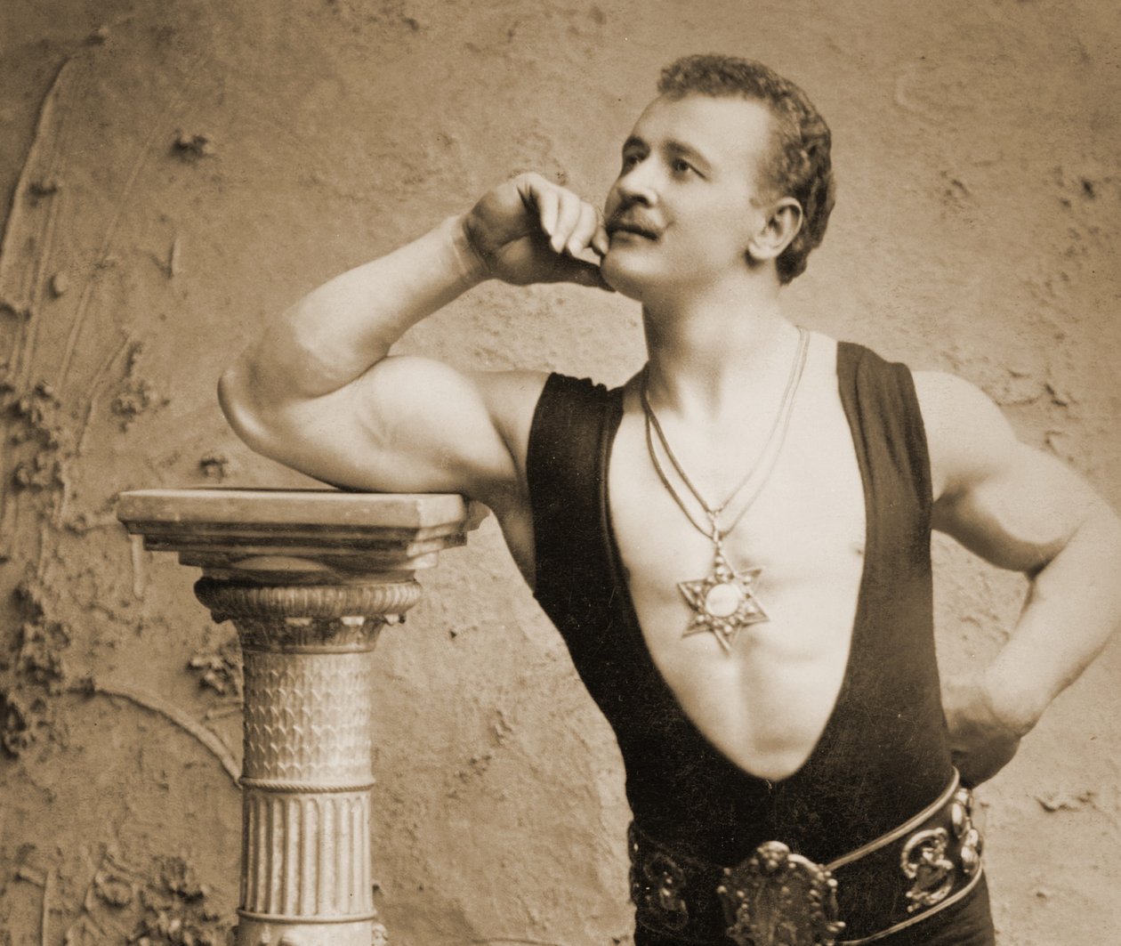 Eugen Sandow, w klasycznej antycznej pozie grecko-rzymskiej, ok. 1894 autorstwa Benjamin J. Falk