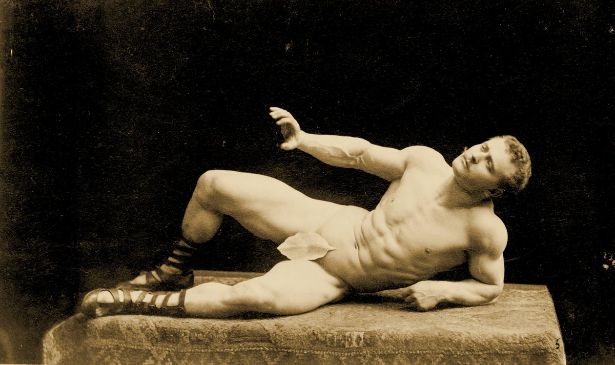 Eugen Sandow, w klasycznej starożytnej pozie grecko-rzymskiej, z liściem figowym, ok. 1894 r autorstwa Benjamin J. Falk