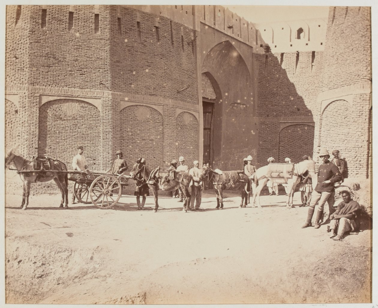 Durani Gate, Heyland Cart and Pack Mules, przedstawiające różne rodzaje siodeł jucznych, Kandahar autorstwa Benjamin Simpson