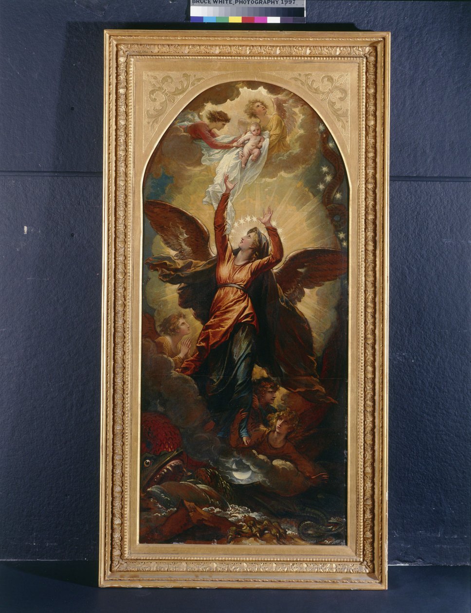 Niewiasta obleczona w słońce ucieka przed prześladowaniem smoka autorstwa Benjamin West