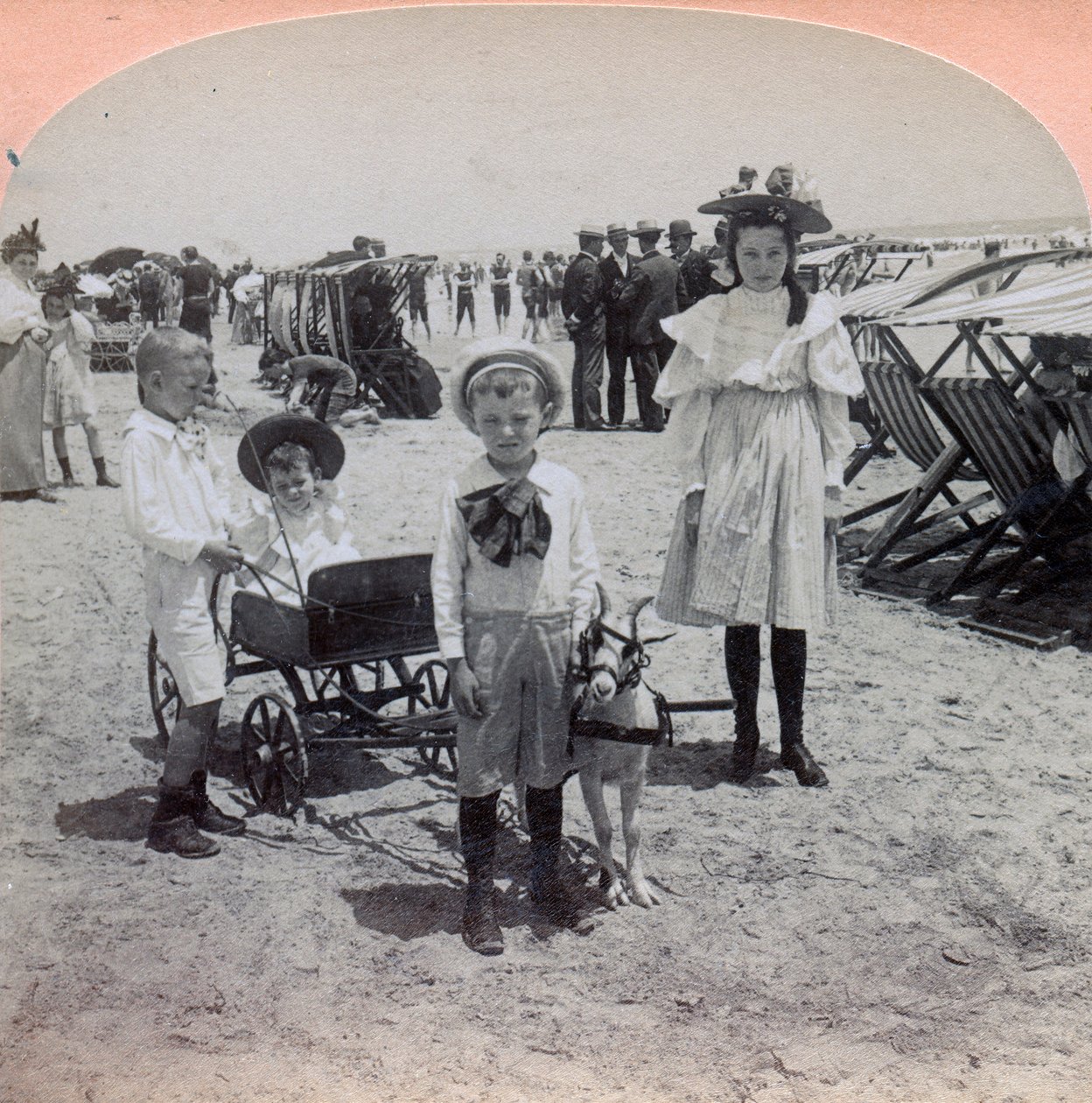 USA, Atlantic City: dzieci bawią się na plaży Atlantic City autorstwa Benjamin West Kilburn