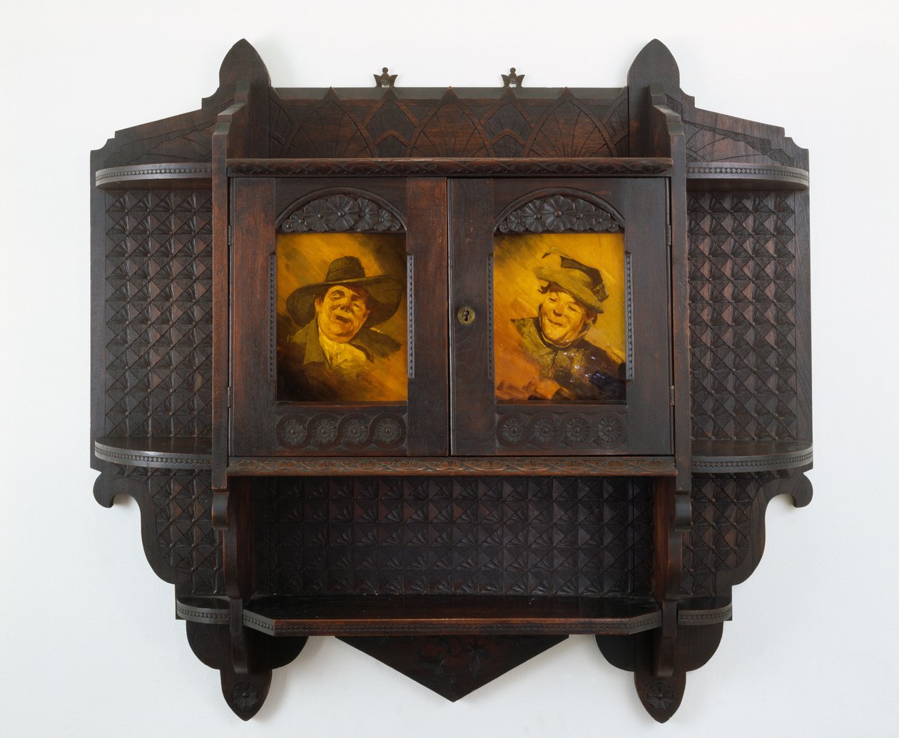 Wisząca szafka ścienna z tablicami ceramicznymi, rzeźba przypisywana Mary Madeline Nourse, tablice Artus van Briggle (1869-1904) 1887-99 (czarny orzech i glazurowana glina) autorstwa Benn attr.to Pitman