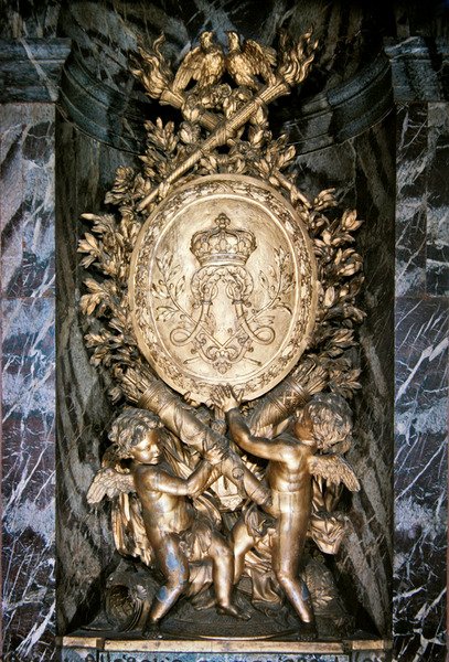 Rzeźba na podeście schodów Escalier de la Reine symbolicznie świętujących ślub Ludwika XIV i Marii Teresy z Austrii autorstwa Benoit or Massou Masson