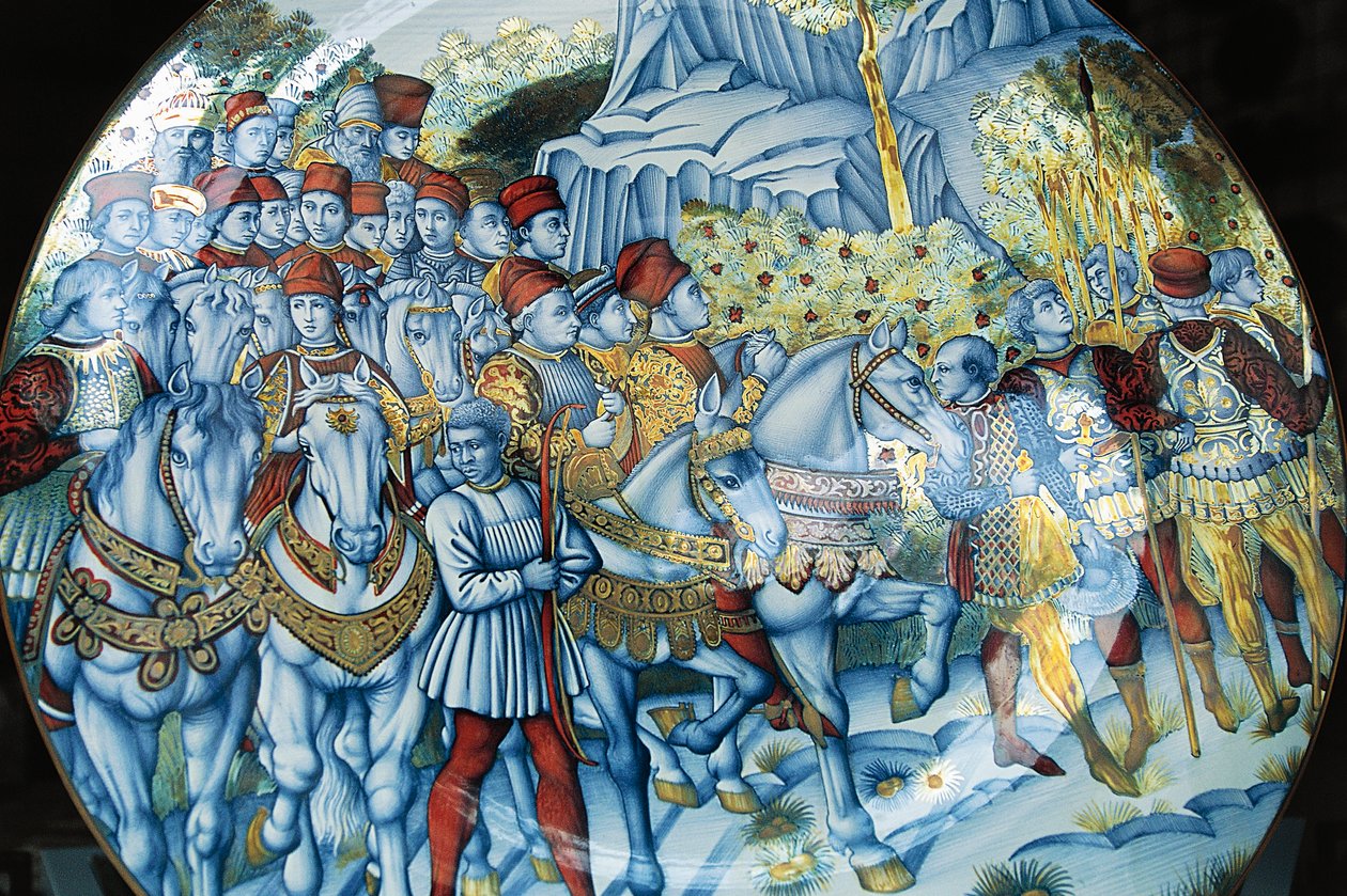Płyta z majoliki przedstawiająca procesję Trzech Króli, autorstwa Benozzo Gozzoli (ok. 1420-1497), rękodzieło Gualdo Tadino, Umbria, Włochy autorstwa Benozzo di Lese di Sandro Gozzoli