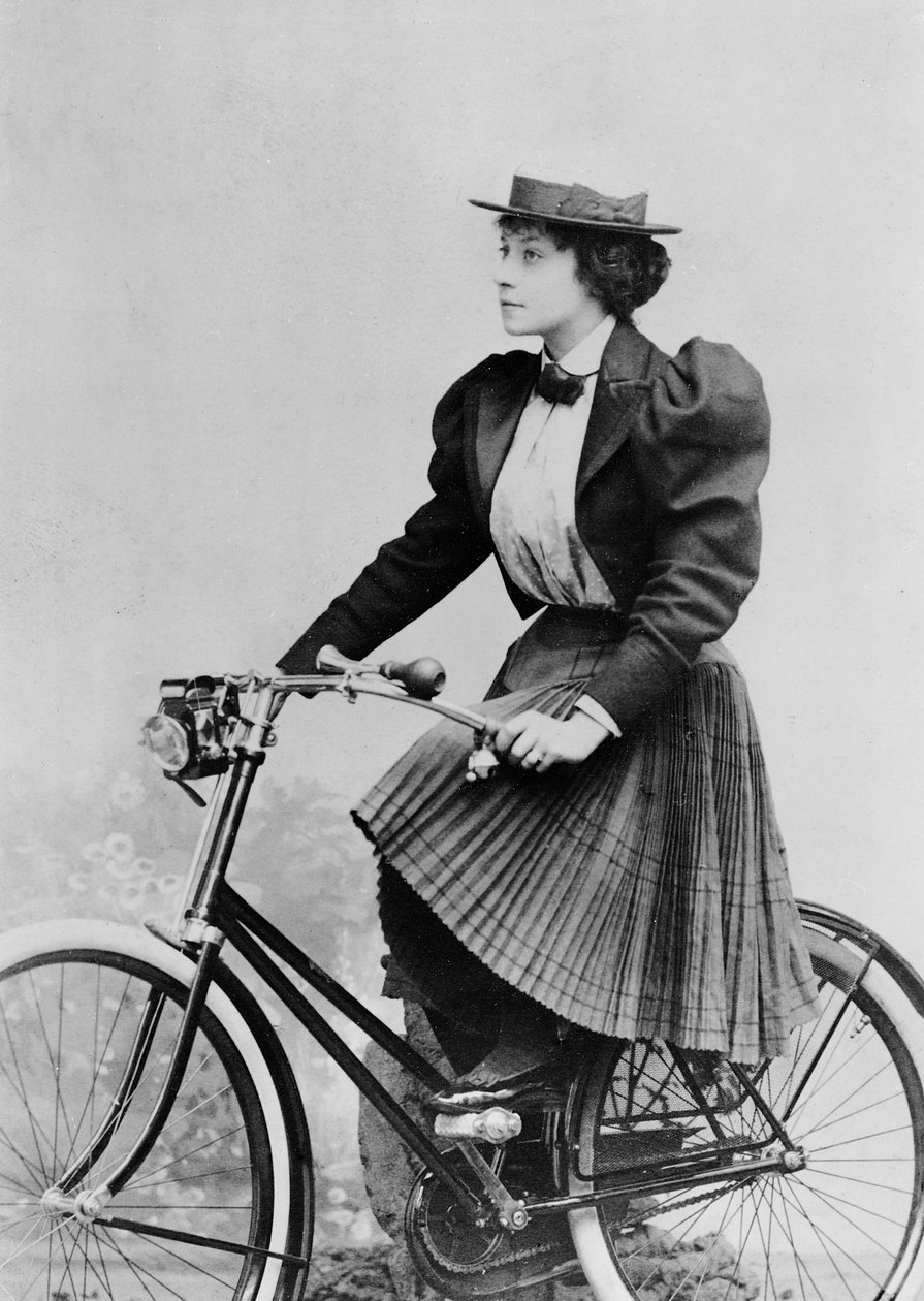 Julia Denis na rowerze, 1893 (zdjęcie bw) autorstwa Benque Studio