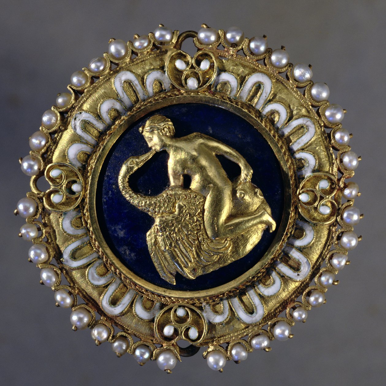 Broszka ozdobiona sceną Ledy i Łabędzia (złoto, lapis lazuli i perły) autorstwa Benvenuto Cellini