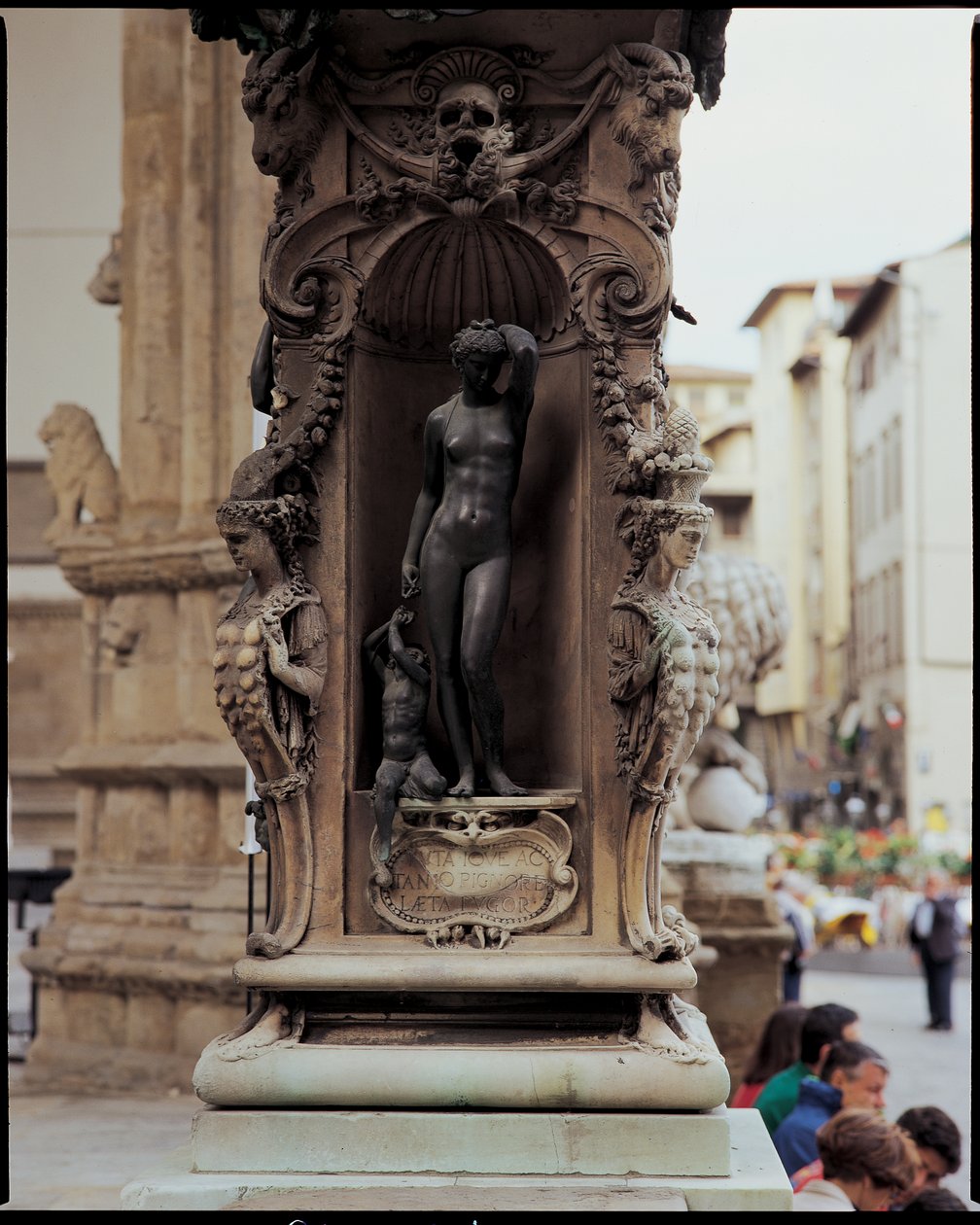 Detal postaci Danae i Perseusza jako chłopca, z podstawy rzeźby Perseusza z głową Meduzy, brąz 1545-55 autorstwa Benvenuto Cellini