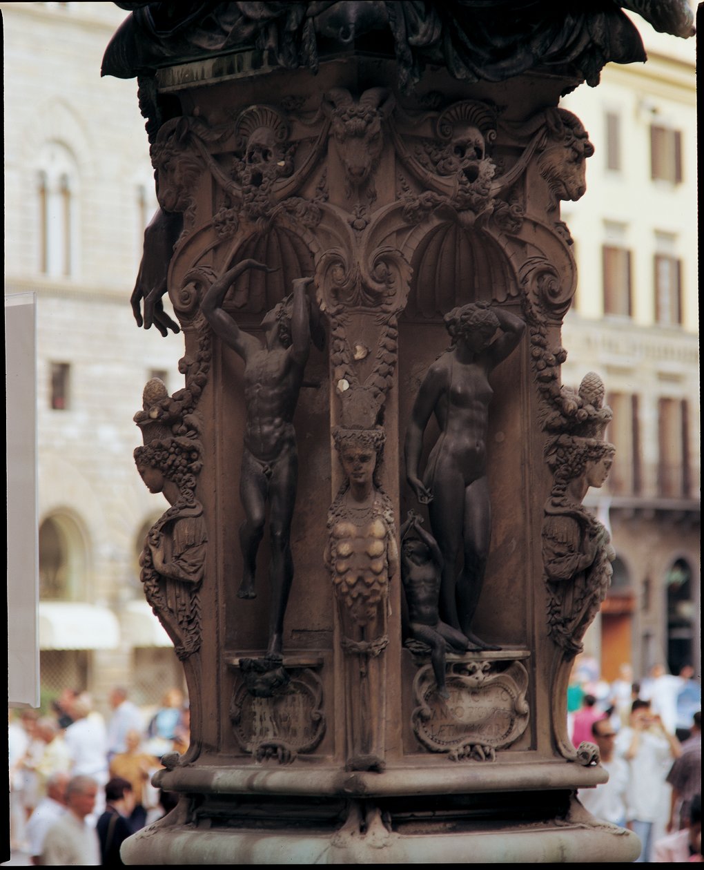 Detal Merkurego, Danae i Perseusza, z podstawy rzeźby Perseusza z głową Meduzy, brąz 1545-55 autorstwa Benvenuto Cellini