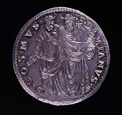 Rewers srebrnej monety przedstawiający SS Cosimo i Damiena stojących i patrzących na siebie. Napis: S. COSMVS S. DAMIANVS, bity 1532-1537 (awers patrz 108641) autorstwa Benvenuto Cellini