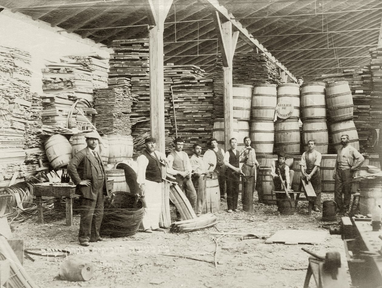Wnętrze fabryki beczek w Zichron Yaacov z robotnikami, ok. 1898-1900 zdjęcie bw autorstwa Bernard Edelstein
