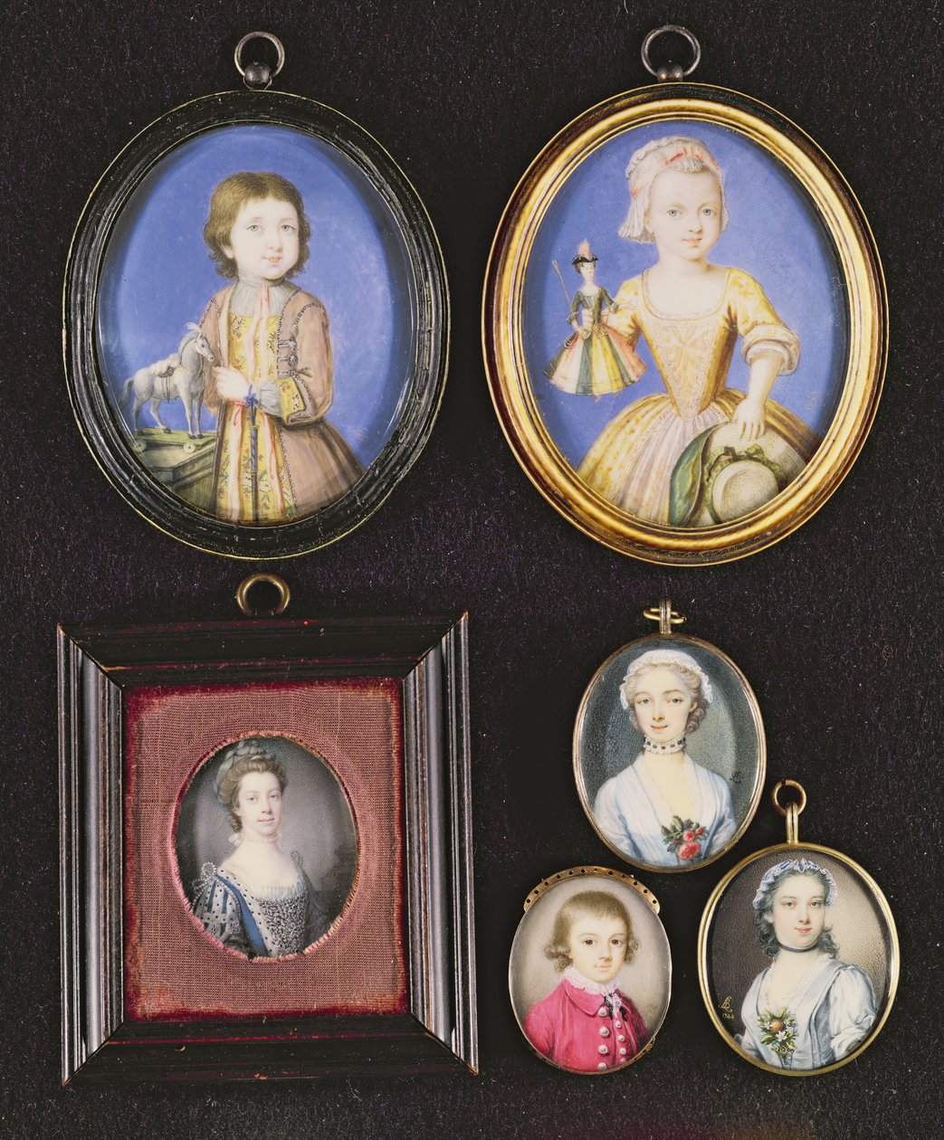 Miniatury portretowe. L do R i T do B: Richard Whitmore Bernard Lens (1682-1740); Katherine Whitmore Bernarda Lensa (1682-1740); Królowa Charlotte Samuela Finneya (1718-98); Nieznany chłopiec Thomas autorstwa Bernard Lens