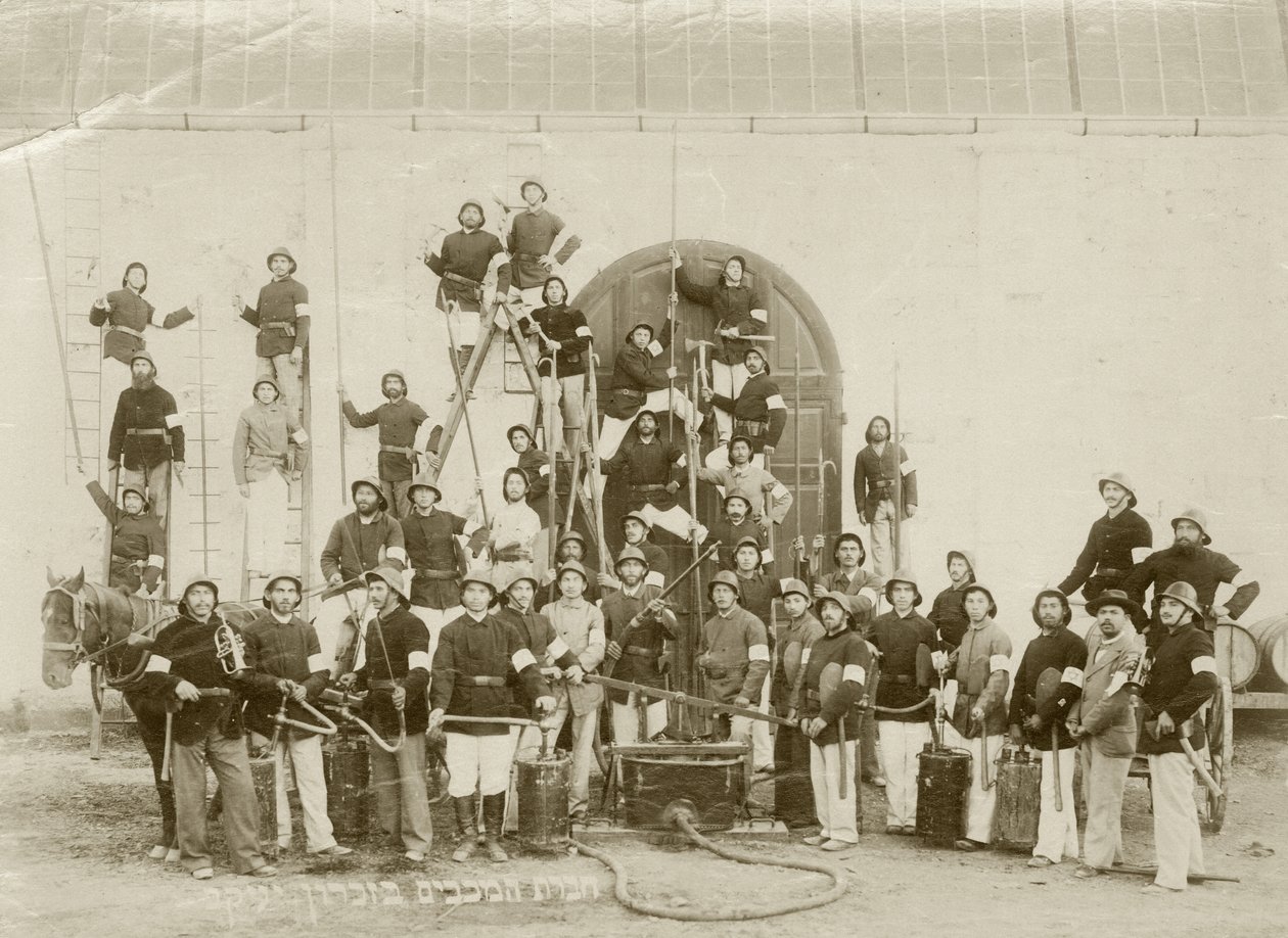 Grupowe ujęcie strażaków w Zichron Yaacov, ok. 1898-1900 autorstwa Bernard Edelstein