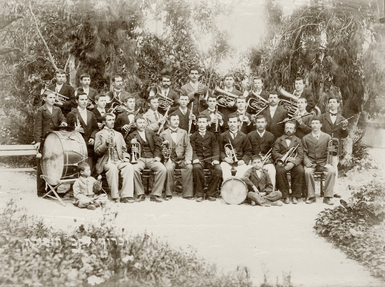 Grupa orkiestry rozstrzelana w Zichron Yaacov, c.1898-1900 autorstwa Bernard Edelstein