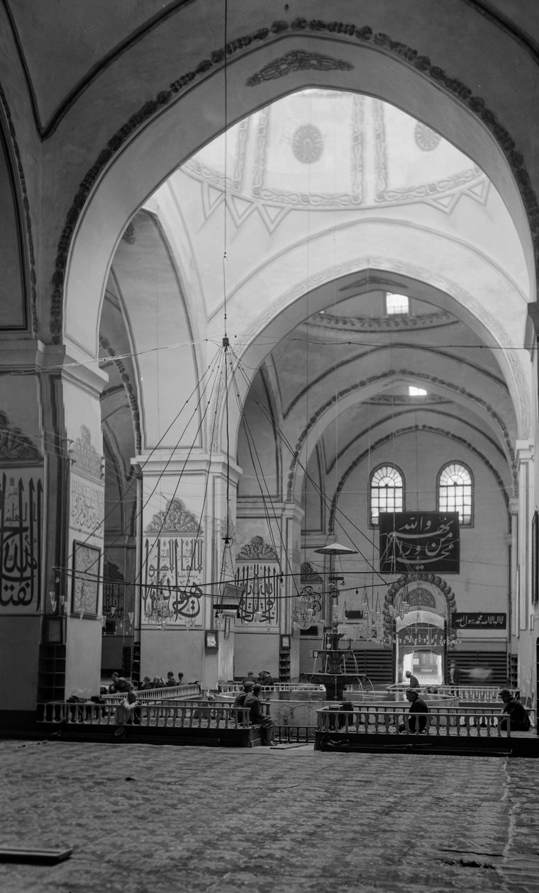 Wnętrze meczetu Grand Camlica, Stambuł autorstwa Bernard F. Rogers