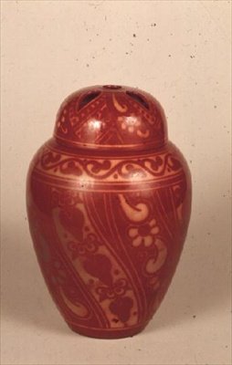 Doniczka i pokrywka w miedzianym połysku, ok. 1905-15 (ceramika) autorstwa Bernard Moore