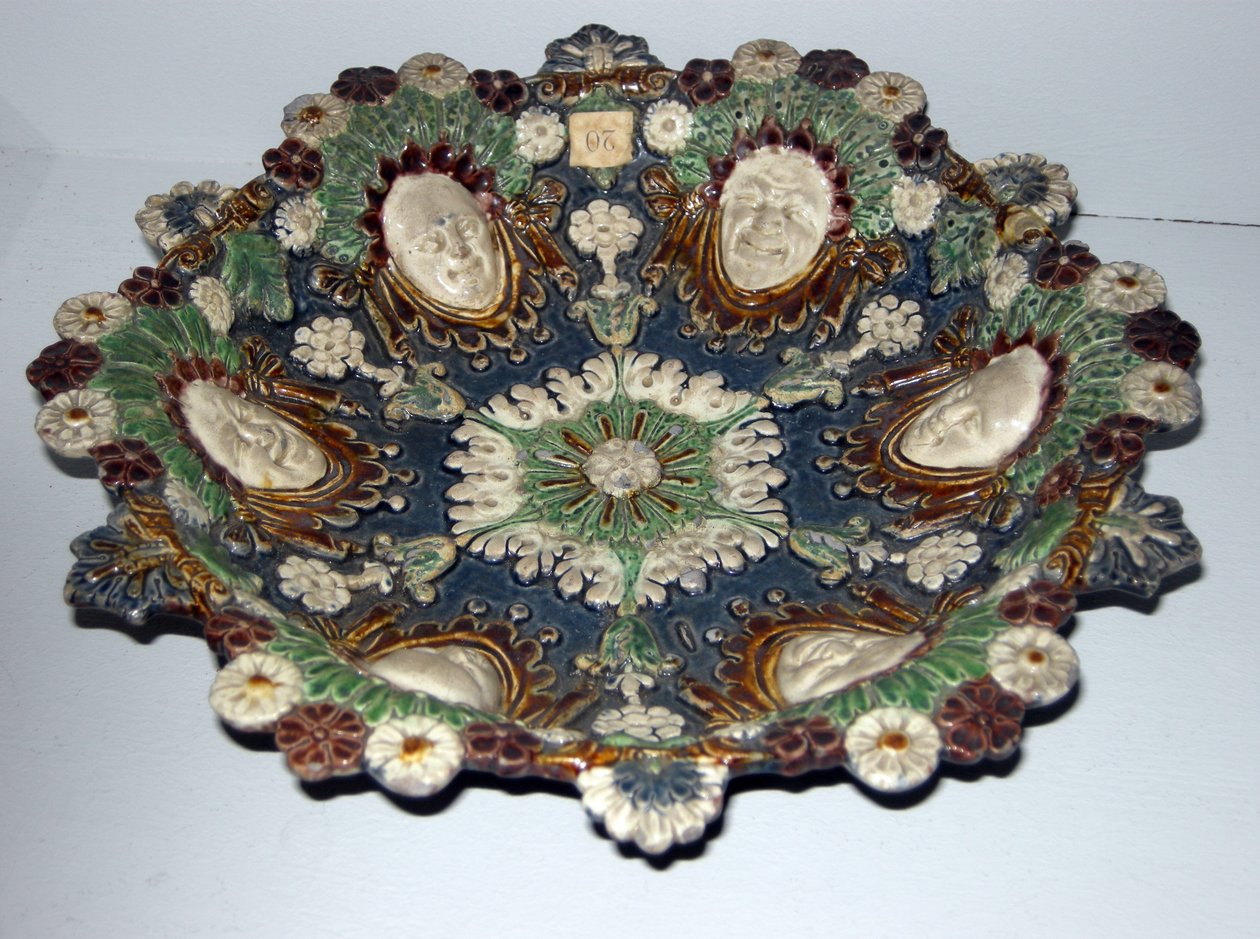 Naczynie z groteskowymi twarzami (fajans) autorstwa Bernard Palissy