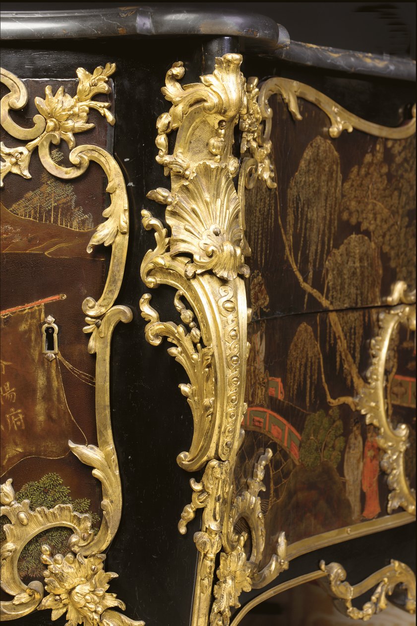 Komoda Ludwika XV, ok. 1740 (oprawa ormolu w chińskiej czerni, polichromowany i złocony lakier, serpentyna, marmur i wernis) autorstwa Bernard van Risamburgh