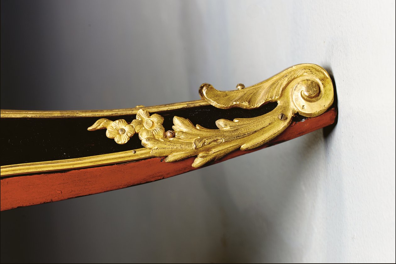 Komoda Ludwika XV, ok. 1740 (oprawa ormolu w chińskiej czerni, polichromowany i złocony lakier, serpentyna, marmur i wernis) autorstwa Bernard van Risamburgh