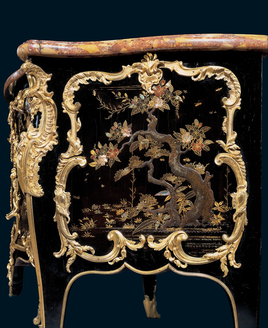 Komoda, ok. 1745 (japoński lakier na ormolu i ebonizowane drewno) autorstwa Bernard van Risenburgh II