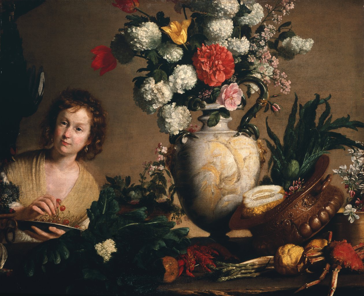 Martwa natura z kwiatów, owoców, warzyw i owoców morza na półce z postacią trzymającą talerz wiśni (olej na płótnie) autorstwa Bernardo Strozzi