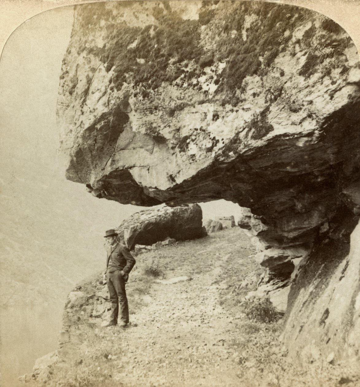 Mężczyzna na klifie z widokiem na Naeroyfjord, Sogne, Norwegia. autorstwa Bert Underwood