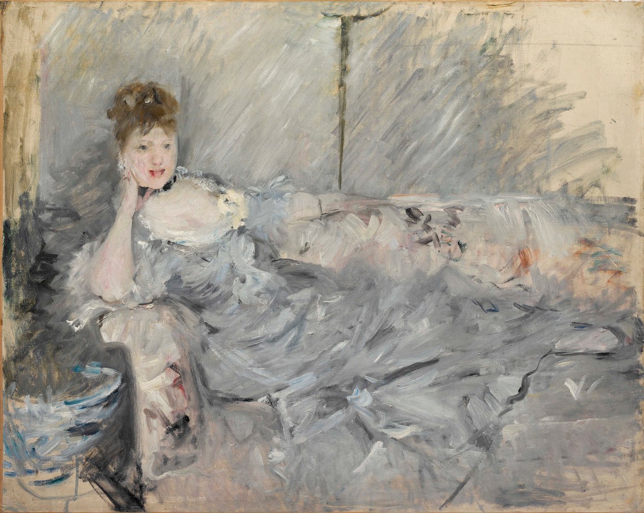 Kobieta w szarym ubraniu leżąca autorstwa Berthe Morisot