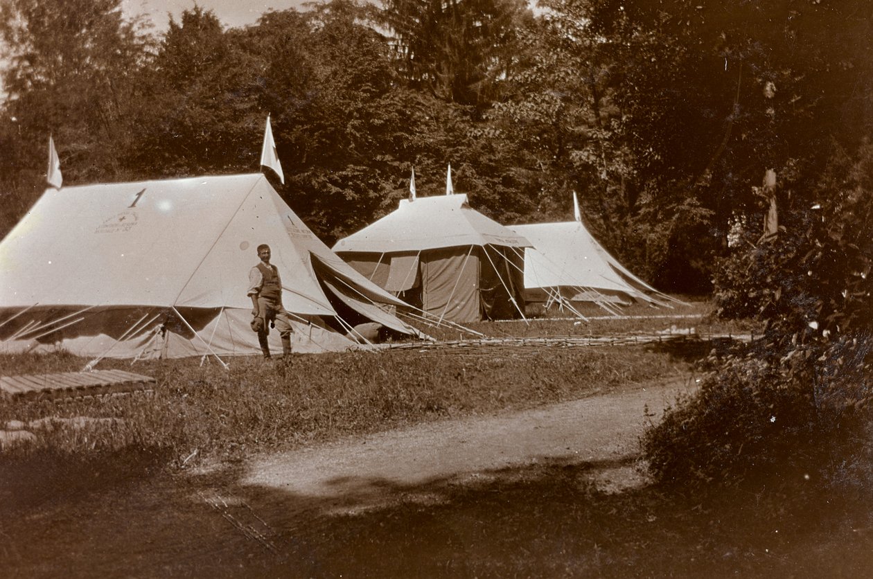 Album z I wojny światowej we Friuli-Wenecji Julijskiej: przyjmowanie, chirurgia i ubieranie się przed Villa Brazzà, domem 17 Szpitala Wojennego w Soleschiano Manzano, zdjęcie z wieży kościoła, 05/1916 (b/w zdjęcie) autorstwa Bietti Bietti