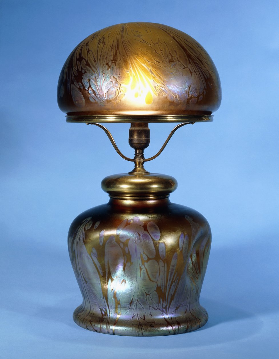Rzadka mosiężna lampa stołowa Loetz (szkło ze złotym metalicznym połyskiem i brązem) autorstwa Bohemian School